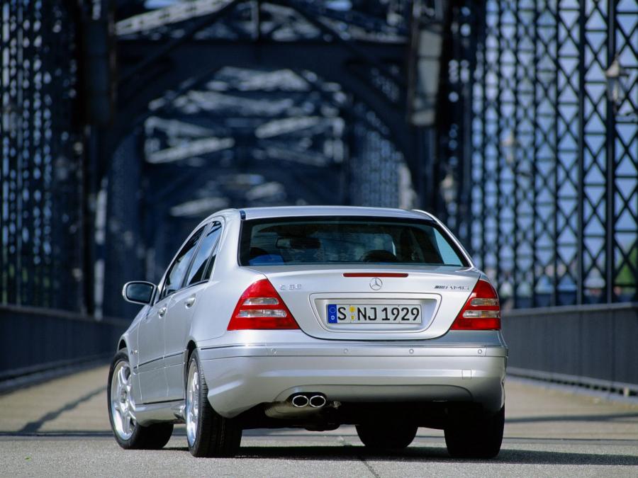  Mercedes-Benz C32 AMG 2001 года  (фото 13 из 14)